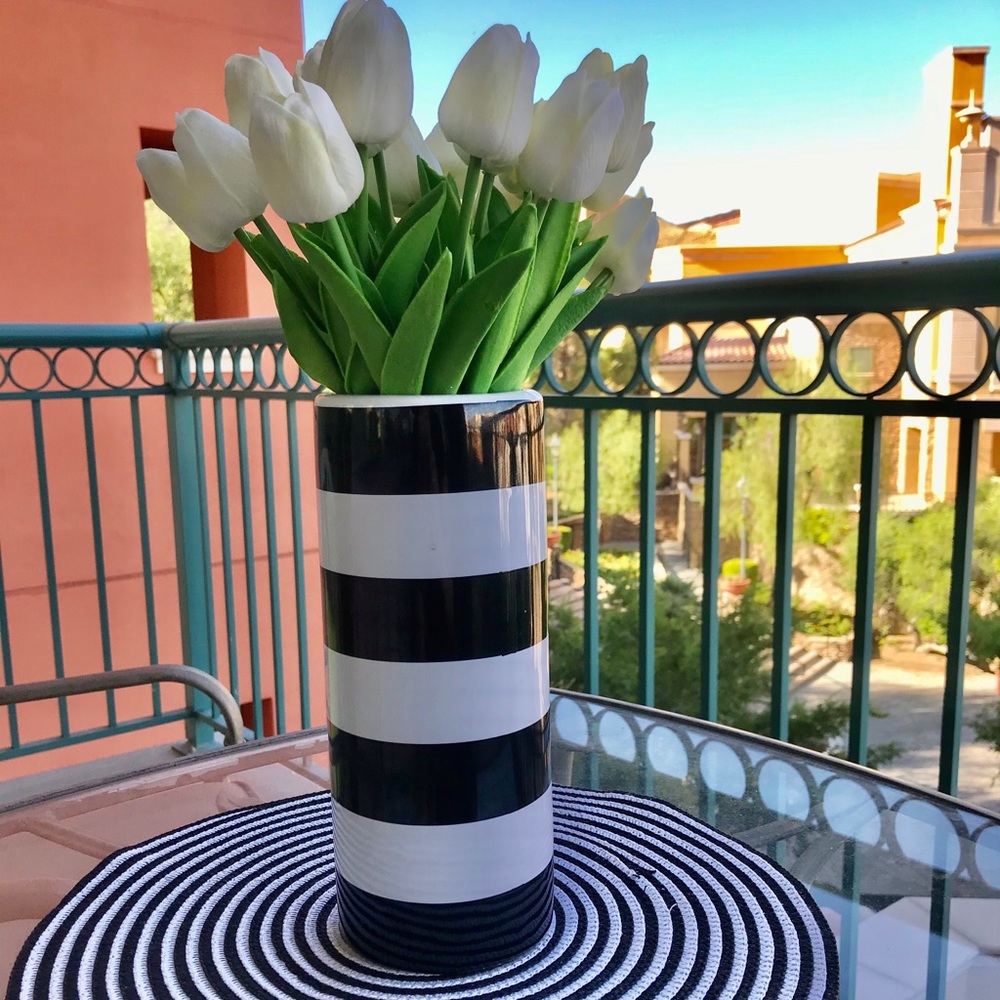 ✅NEW✅ Black and white striped Vase